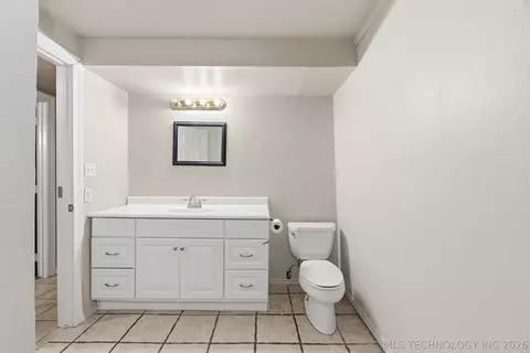 Bath - 13685 E Crestview Dr, Claremore, OK 74019 photo 2 of 3