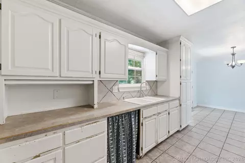 Kitchen - 13685 E Crestview Dr, Claremore, OK 74019 photo 3 of 3