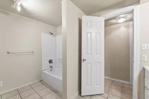 Bath - 13685 E Crestview Dr, Claremore, OK 74019 photo 3 of 3