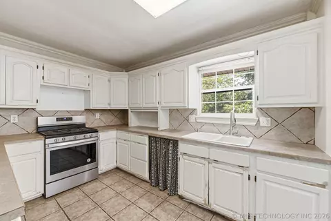 Kitchen - 13685 E Crestview Dr, Claremore, OK 74019 photo 2 of 3
