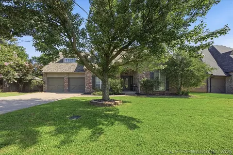 Exterior - 8840 E 96th St, Tulsa, OK 74133 photo 2 of 10