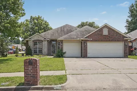 201 W Charleston Pl, Broken Arrow, OK 74011
