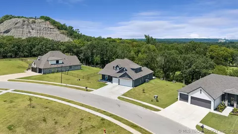 18983 Round Mountain Rd, Catoosa, OK 74015