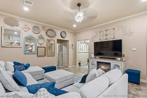 Living - 308 Hidden, Ardmore, OK 73401 photo 2 of 2