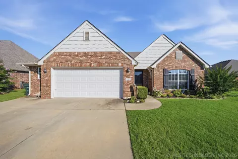 9001 N 156th East Pl, Owasso, OK 74055