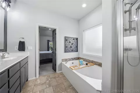 Bath - 6776 E 127th St S, Bixby, OK 74008 photo 1 of 3