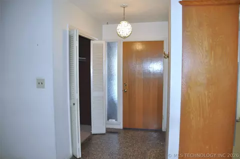 6916 E 15th Pl, Tulsa, OK 74112 photo 3