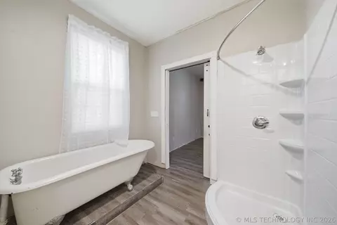 Bath - 2302 E 96th St N, Sperry, OK 74073 photo 3 of 4