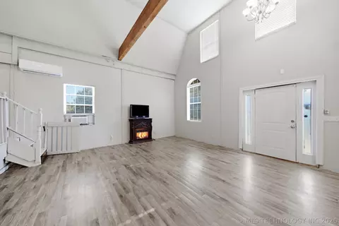 Living - 2302 E 96th St N, Sperry, OK 74073 photo 3 of 4