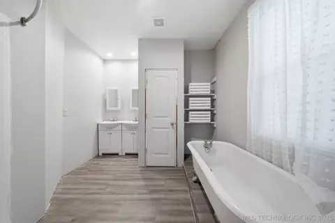 Bath - 2302 E 96th St N, Sperry, OK 74073 photo 1 of 4