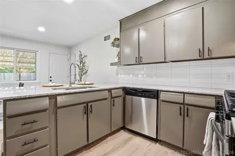 Kitchen - 6781 E 26th Pl, Tulsa, OK 74129 photo 4 of 6