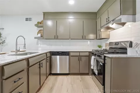 Kitchen - 6781 E 26th Pl, Tulsa, OK 74129 photo 3 of 6