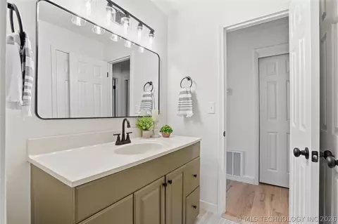 Bath - 6781 E 26th Pl, Tulsa, OK 74129 photo 2 of 6