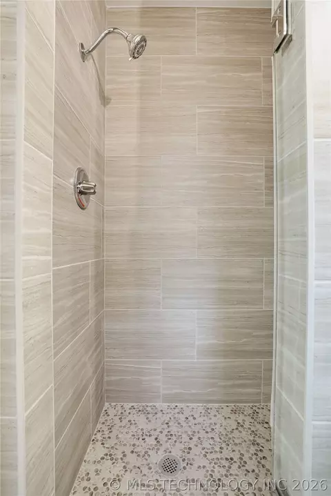 Bath - 6781 E 26th Pl, Tulsa, OK 74129 photo 6 of 6