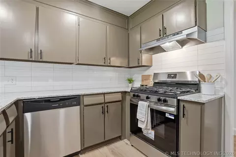 Kitchen - 6781 E 26th Pl, Tulsa, OK 74129 photo 5 of 6