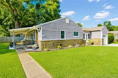 Exterior - 512 E 16th St, Okmulgee, OK 74447 photo 5 of 8