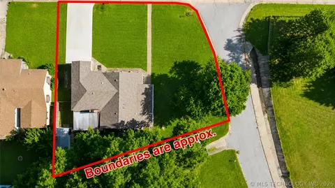 View/Area - 512 E 16th St, Okmulgee, OK 74447 photo 2 of 5