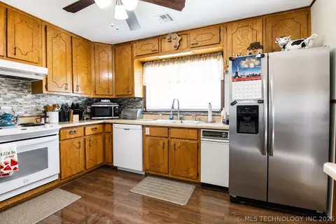 Kitchen - 512 E 16th St, Okmulgee, OK 74447 photo 2 of 2