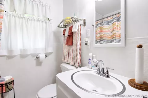 Bath - 512 E 16th St, Okmulgee, OK 74447 photo 3 of 4