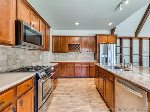 Kitchen - 1954 E 74th Pl, Tulsa, OK 74136 photo 9 of 11