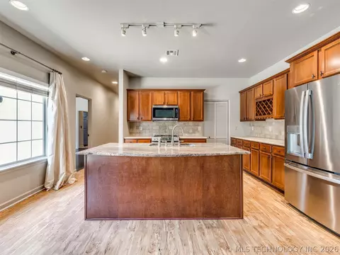 Kitchen - 1954 E 74th Pl, Tulsa, OK 74136 photo 2 of 11