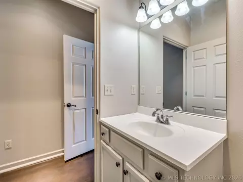 Bath - 1954 E 74th Pl, Tulsa, OK 74136 photo 2 of 13