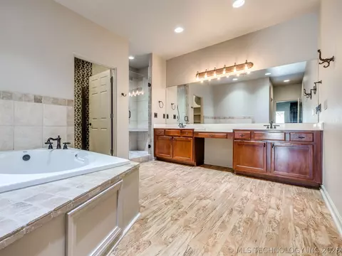 Bath - 1954 E 74th Pl, Tulsa, OK 74136 photo 8 of 13