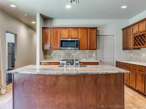 Kitchen - 1954 E 74th Pl, Tulsa, OK 74136 photo 3 of 11
