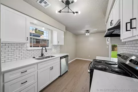 Kitchen - 9231 E 58th St, Tulsa, OK 74145 photo 3 of 3