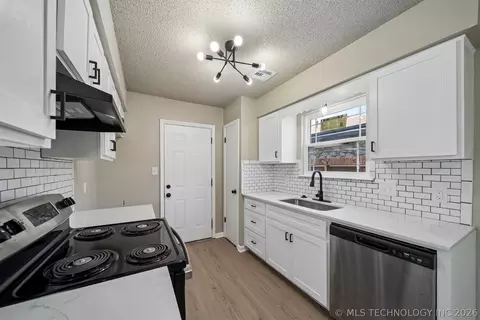 Kitchen - 9231 E 58th St, Tulsa, OK 74145 photo 2 of 3