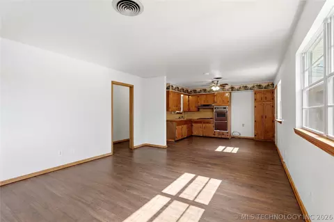 705 S State St, Wagoner, OK 74467 photo 4