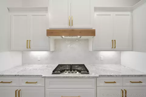 Kitchen - 1300 N Beech St, Broken Arrow, OK 74012 photo 4 of 4