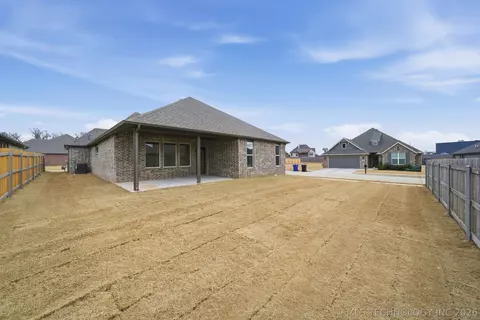 Exterior - 1300 N Beech St, Broken Arrow, OK 74012 photo 5 of 6