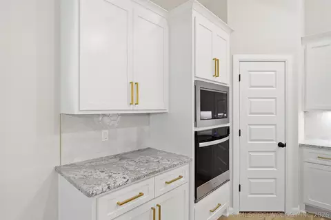 Kitchen - 1300 N Beech St, Broken Arrow, OK 74012 photo 3 of 4