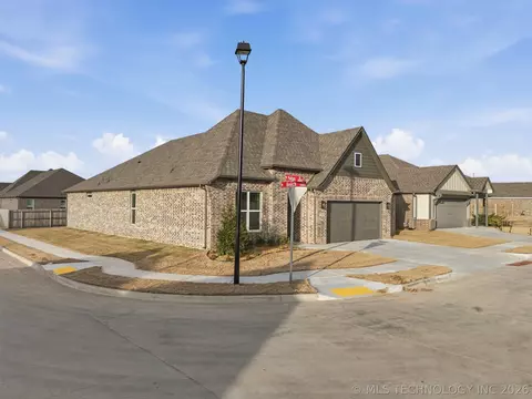 Exterior - 1300 N Beech St, Broken Arrow, OK 74012 photo 3 of 6