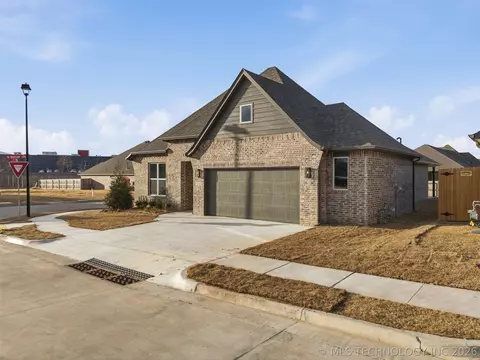 Exterior - 1300 N Beech St, Broken Arrow, OK 74012 photo 2 of 6