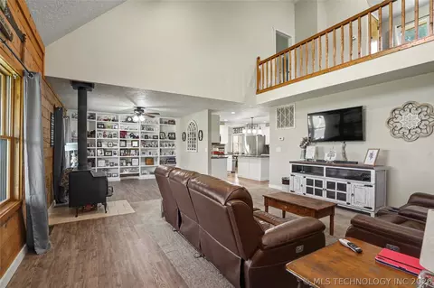 Living - 1501 N Haskell Blvd, Haskell, OK 74436 photo 1 of 3
