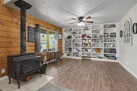 Living - 1501 N Haskell Blvd, Haskell, OK 74436 photo 2 of 3