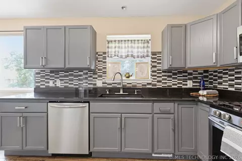 Kitchen - 10138 E 24th Pl, Tulsa, OK 74129 photo 3 of 3
