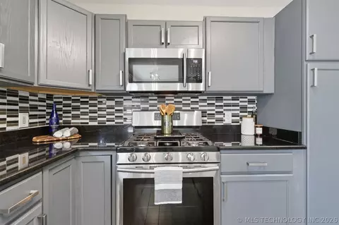 Kitchen - 10138 E 24th Pl, Tulsa, OK 74129 photo 2 of 3