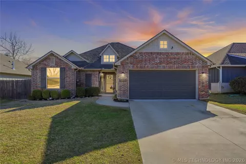 5421 Skylane Dr, Sand Springs, OK 74063