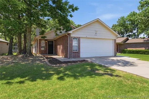 2007 W 57th St S, Tulsa, OK 74107