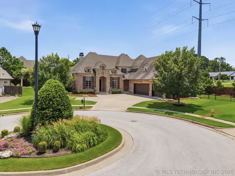 8007 S Galveston Ct, Tulsa, OK 74132