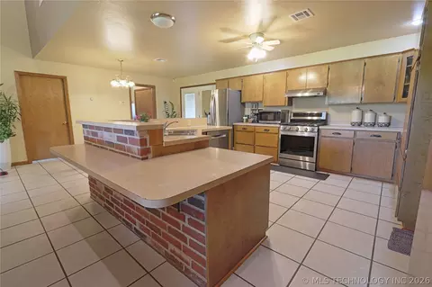 Kitchen - 29783 E 770 Rd, Wagoner, OK 74467 photo 6 of 6
