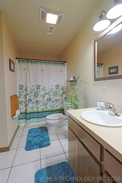 Bath - 29783 E 770 Rd, Wagoner, OK 74467 photo 6 of 7