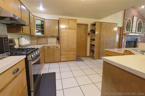 Kitchen - 29783 E 770 Rd, Wagoner, OK 74467 photo 3 of 6