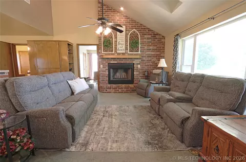 Living - 29783 E 770 Rd, Wagoner, OK 74467 photo 1 of 3