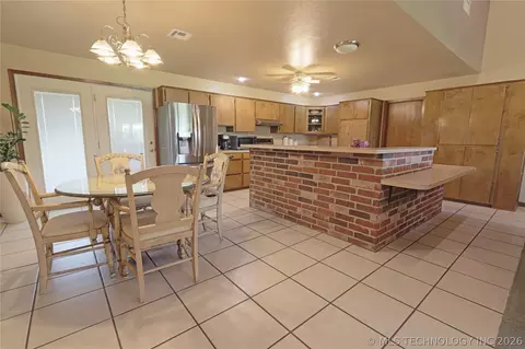 Kitchen - 29783 E 770 Rd, Wagoner, OK 74467 photo 2 of 6