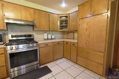 Kitchen - 29783 E 770 Rd, Wagoner, OK 74467 photo 5 of 6