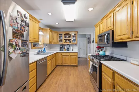 Kitchen - 1871 N 194th St W, Haskell, OK 74436 photo 2 of 4